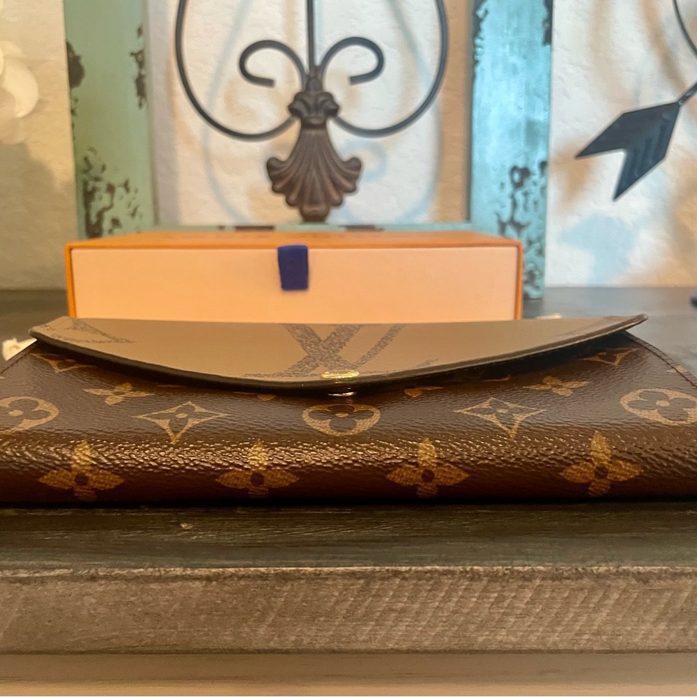 Louis Vuitton Reverse Monogram Sarah Wallet - Picture 6 of 14